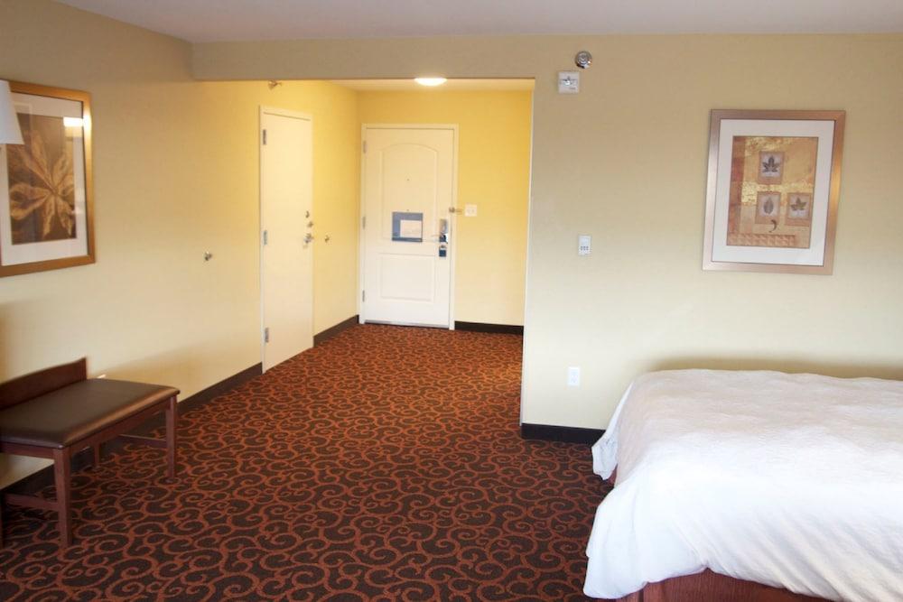 Hampton Inn & Suites Уотъртаун Екстериор снимка
