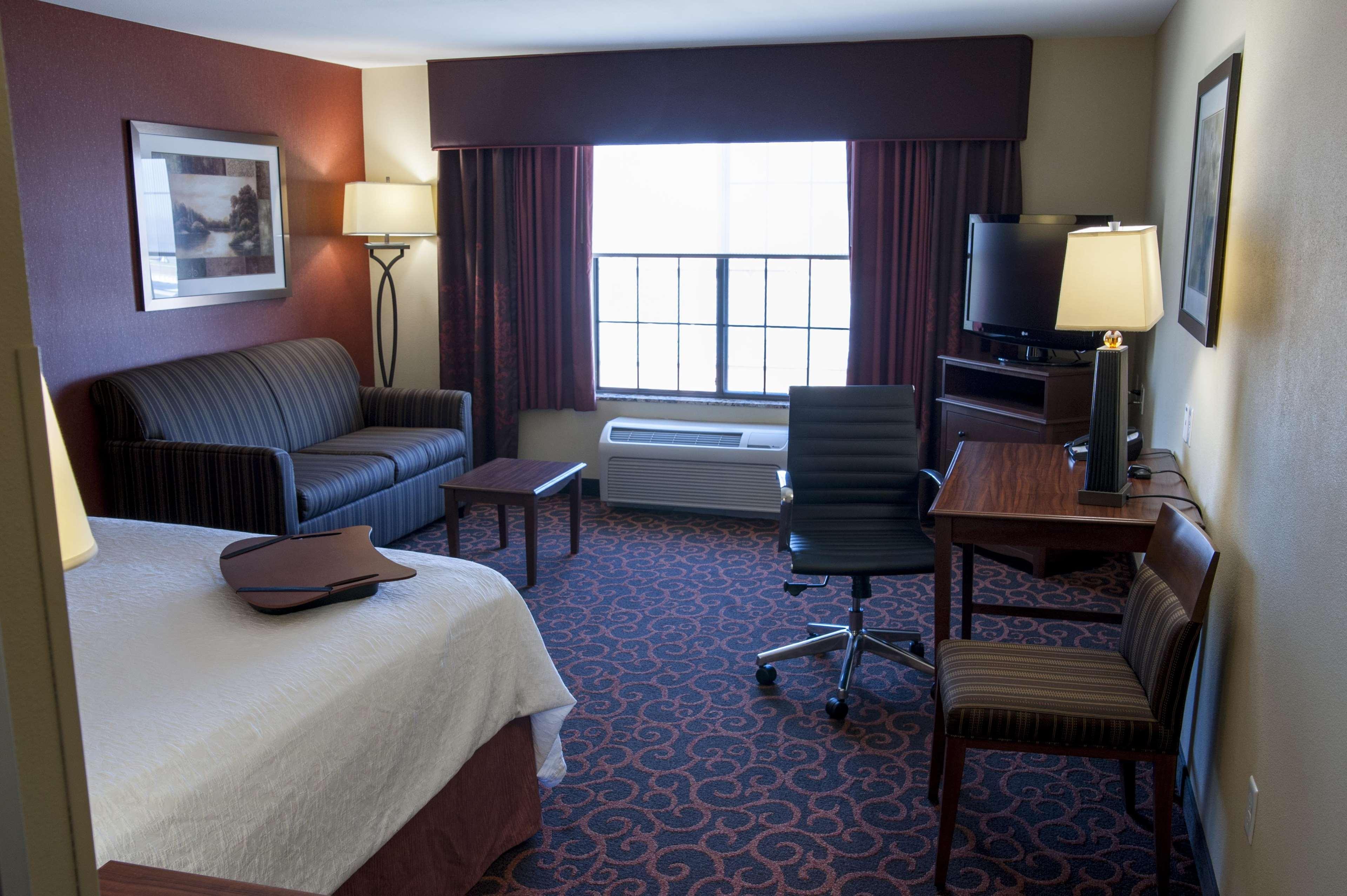 Hampton Inn & Suites Уотъртаун Екстериор снимка