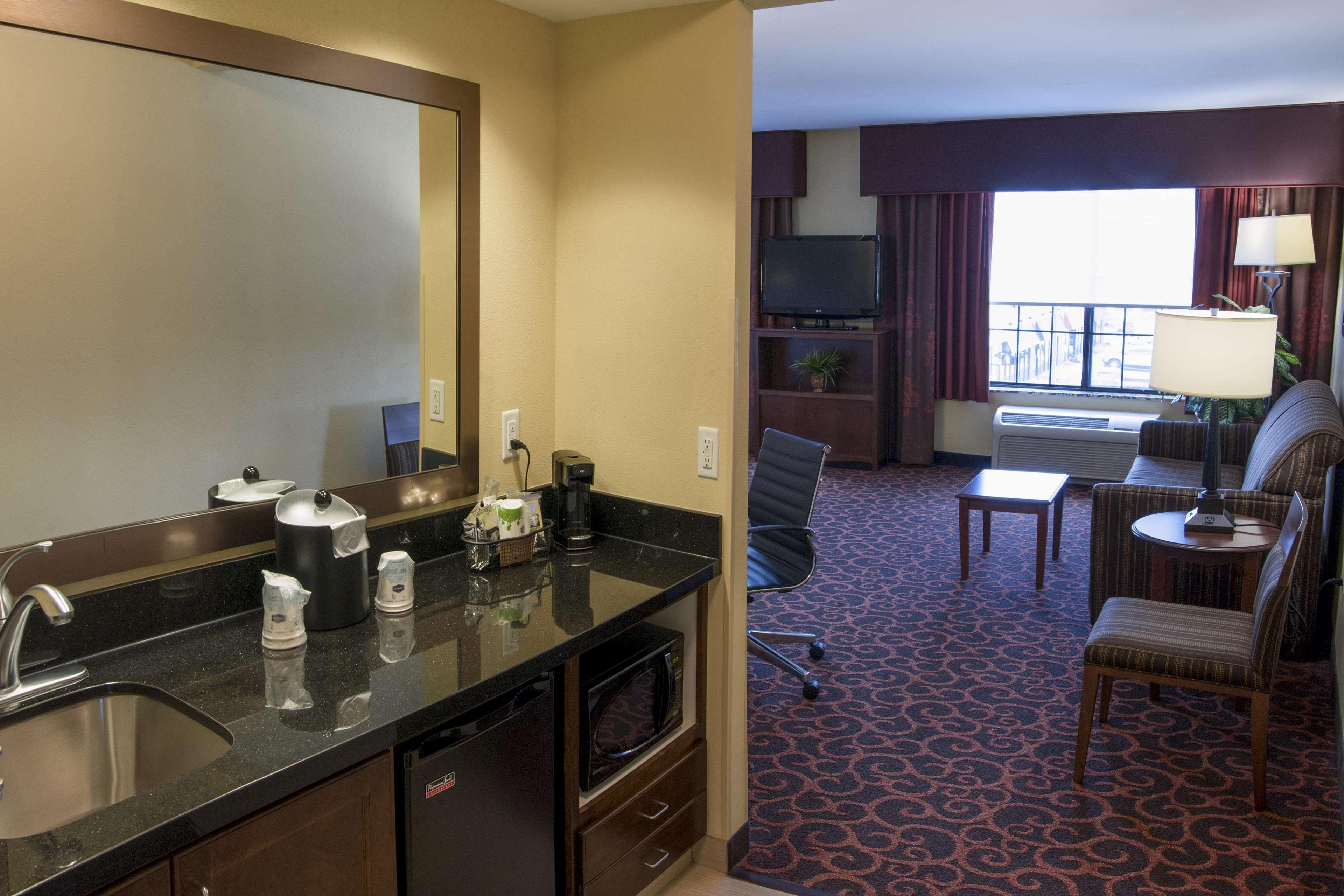 Hampton Inn & Suites Уотъртаун Екстериор снимка