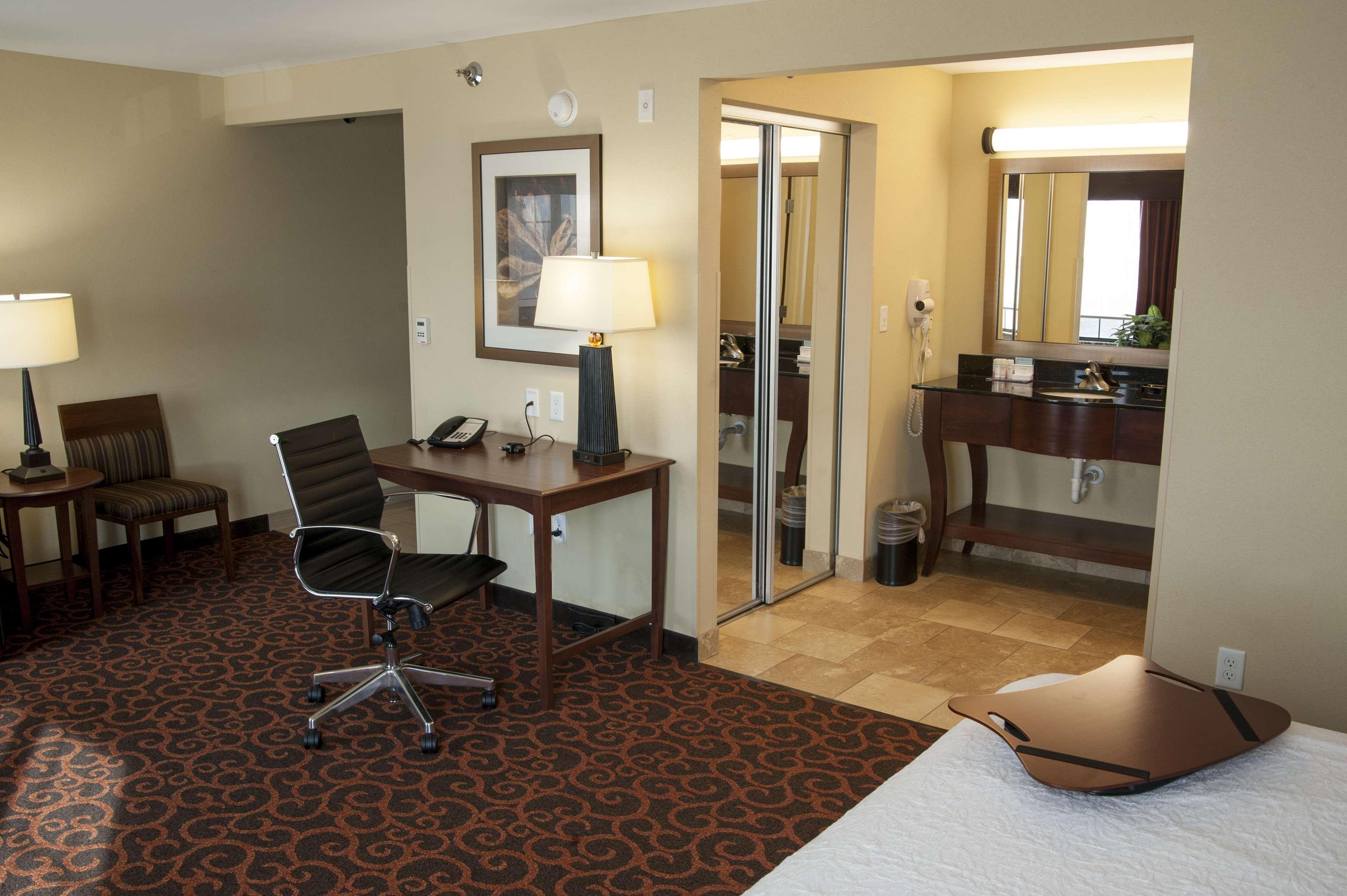 Hampton Inn & Suites Уотъртаун Екстериор снимка