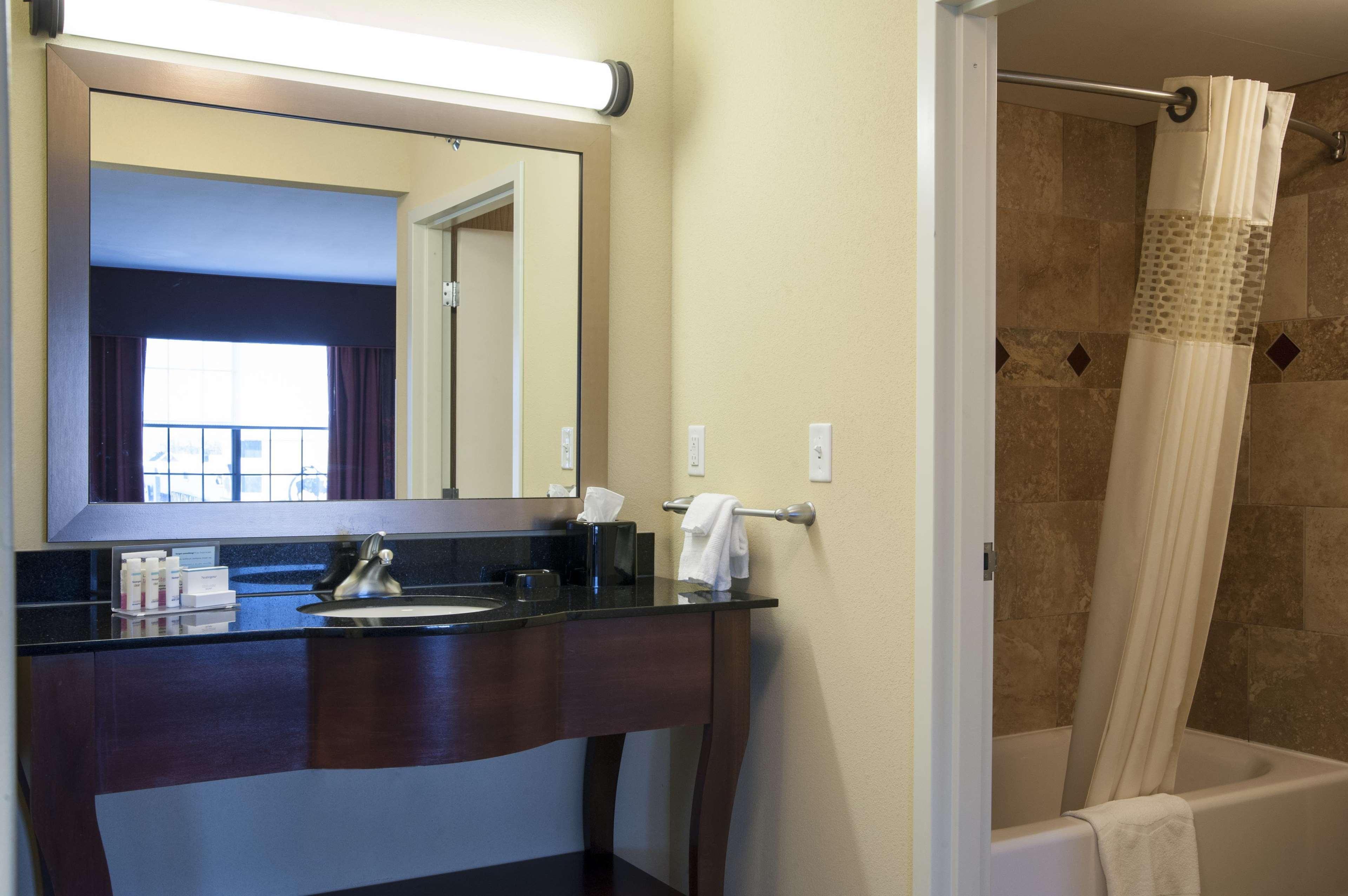 Hampton Inn & Suites Уотъртаун Екстериор снимка