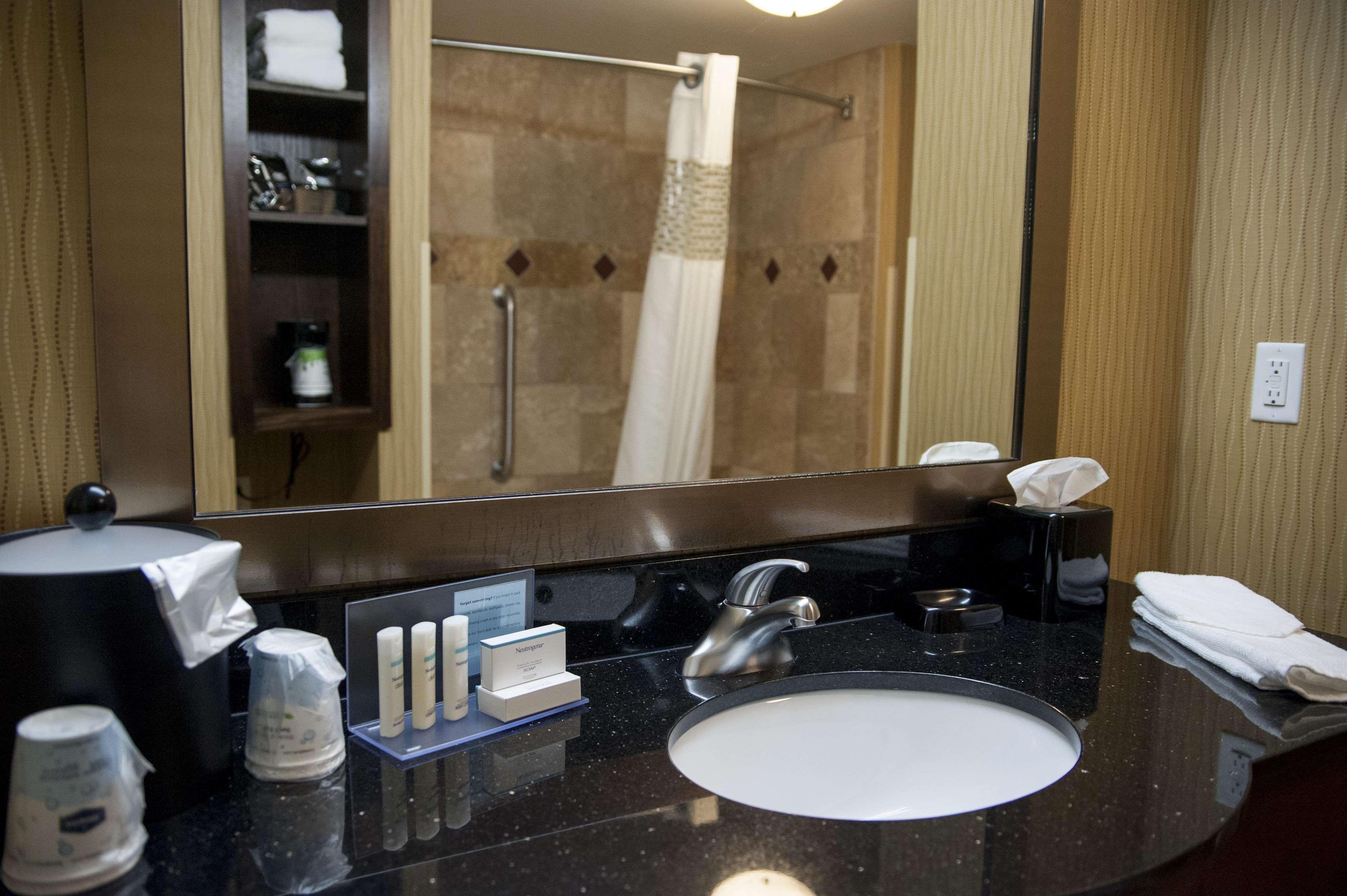 Hampton Inn & Suites Уотъртаун Екстериор снимка
