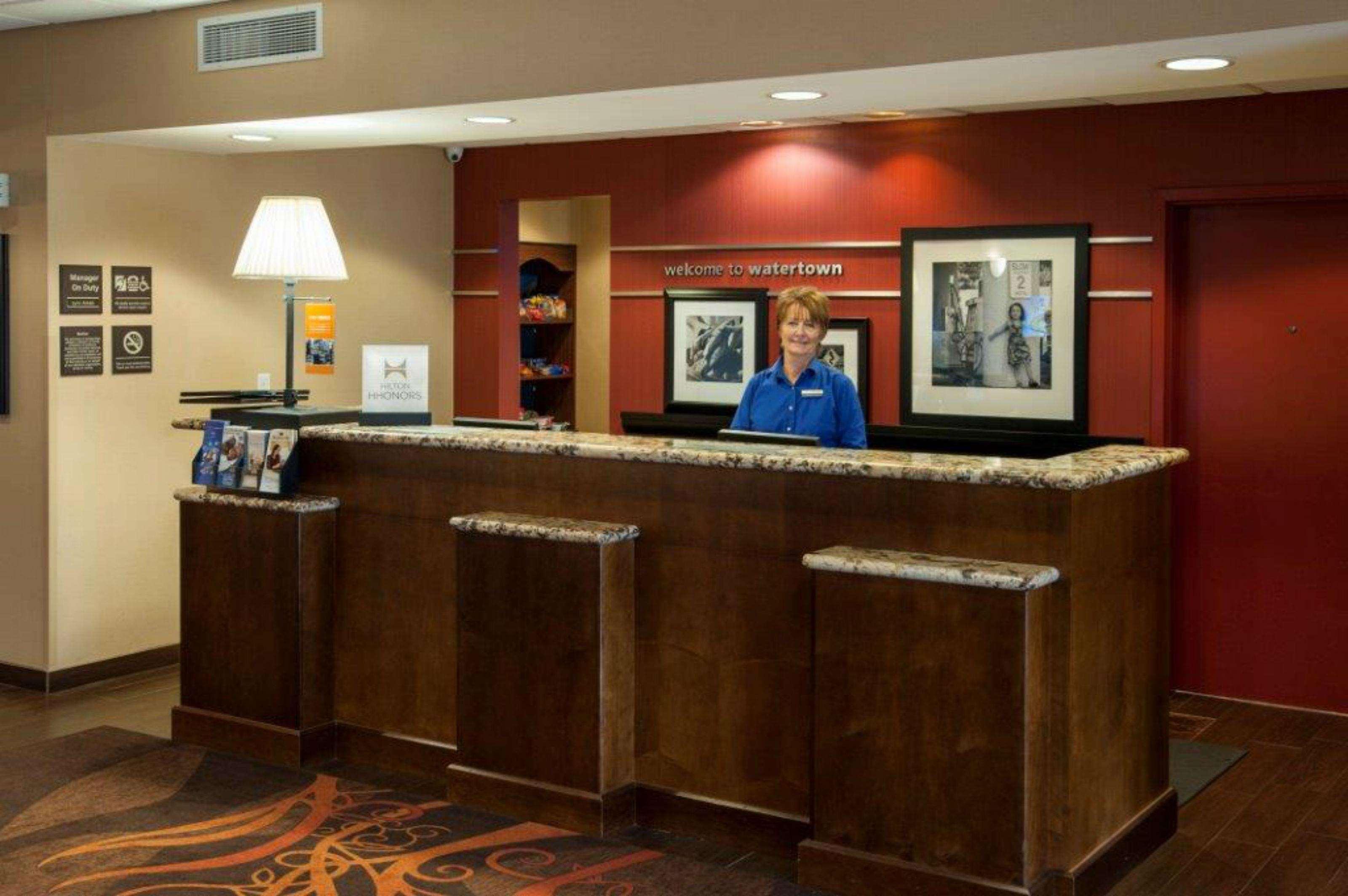 Hampton Inn & Suites Уотъртаун Екстериор снимка