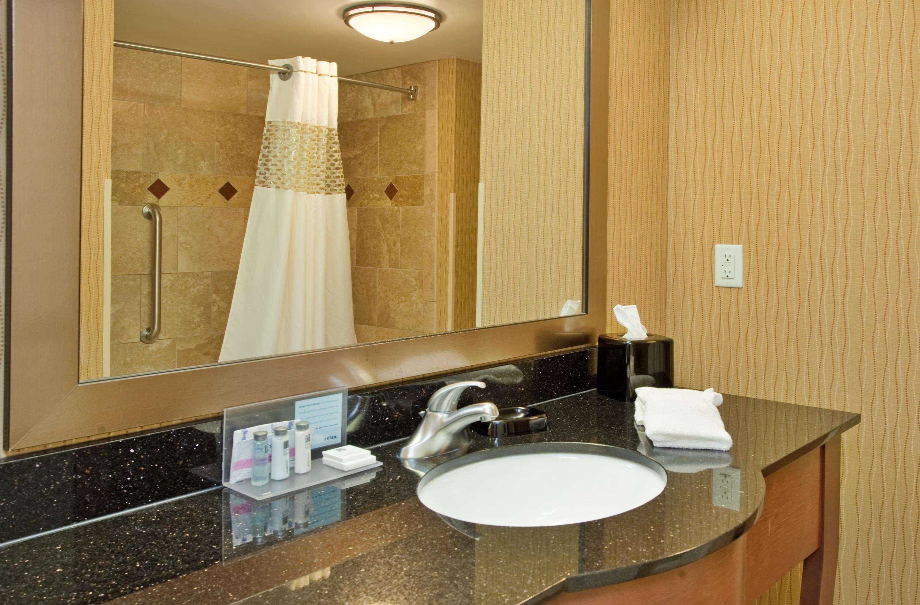 Hampton Inn & Suites Уотъртаун Екстериор снимка