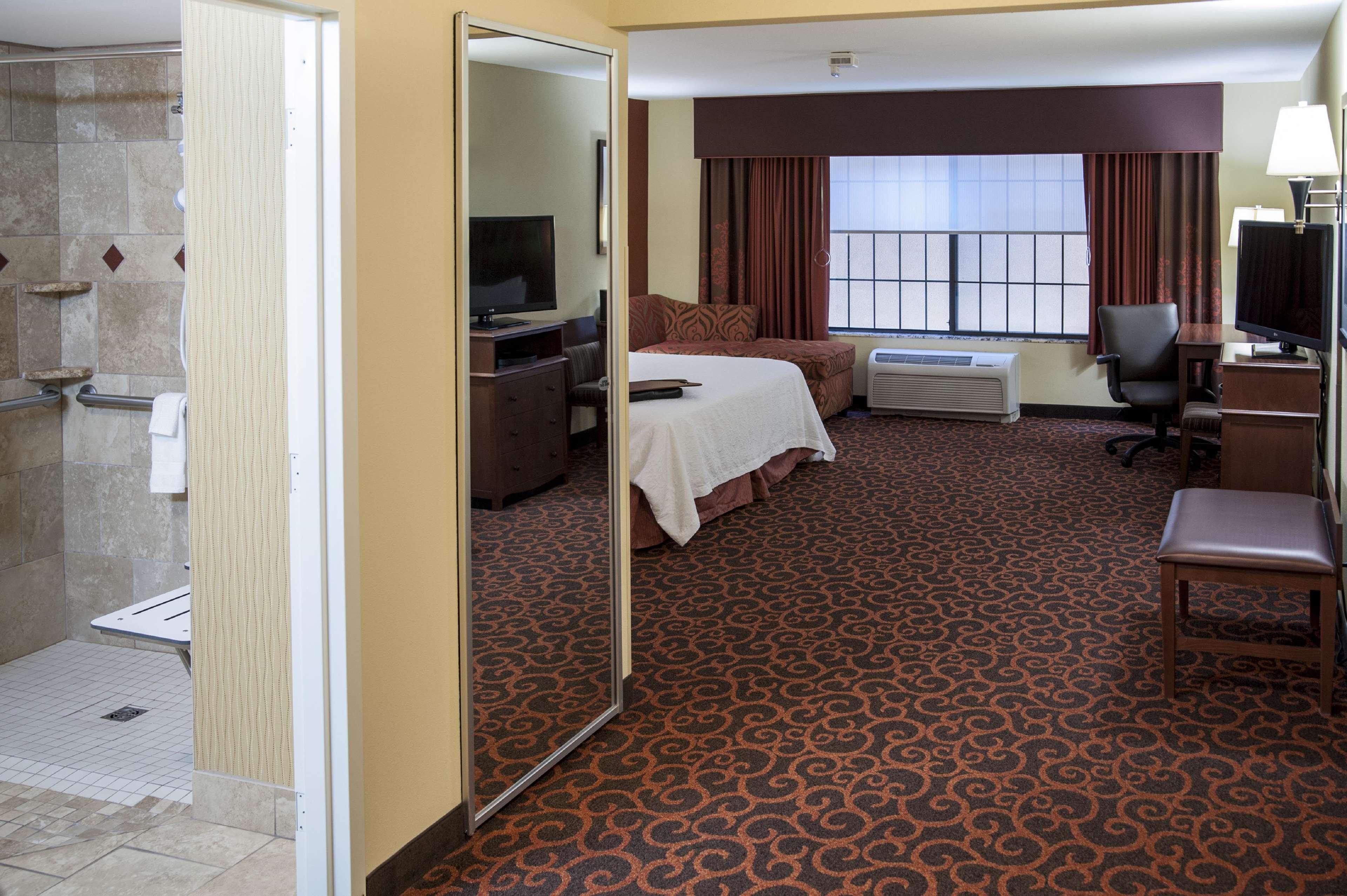 Hampton Inn & Suites Уотъртаун Екстериор снимка