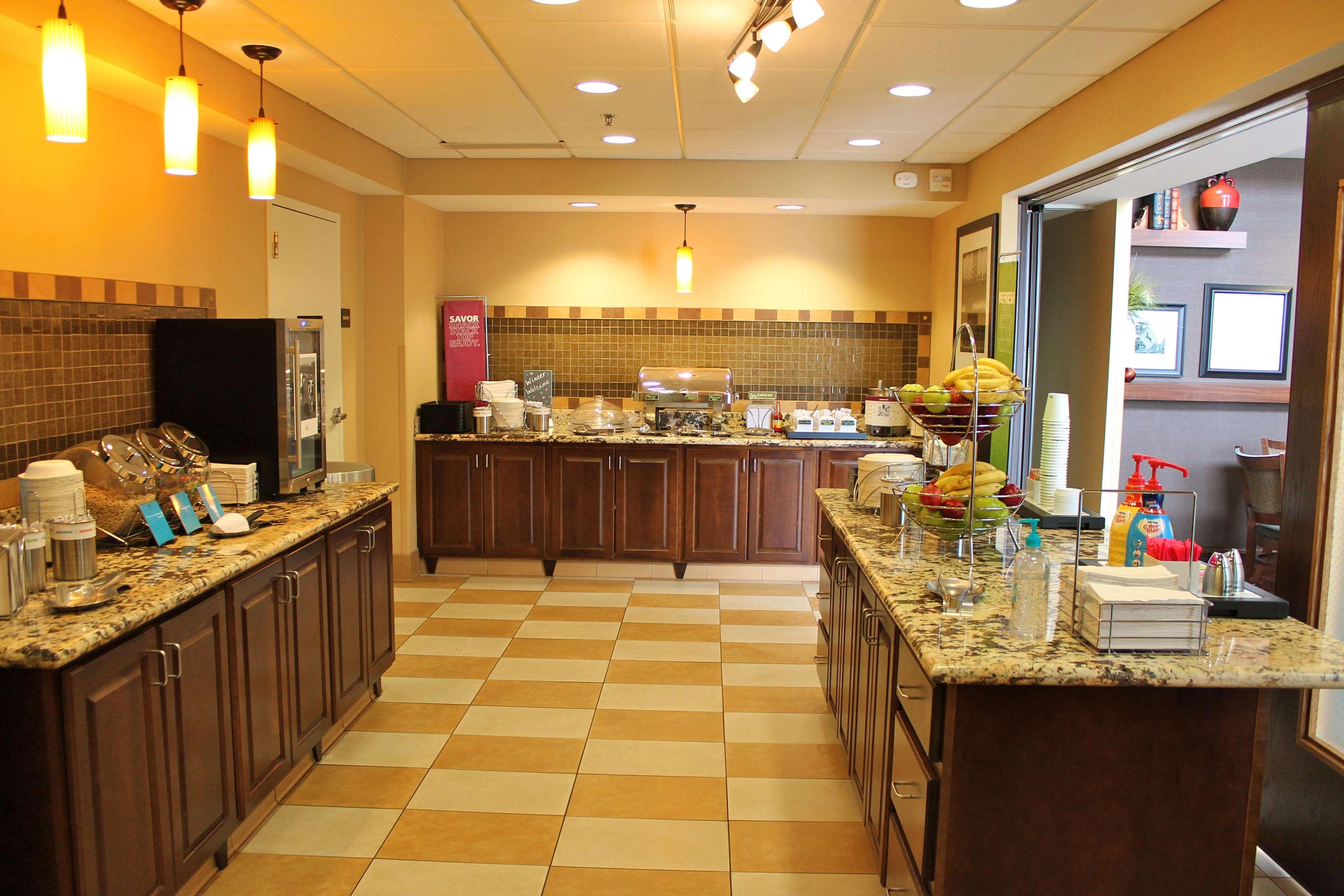 Hampton Inn & Suites Уотъртаун Екстериор снимка