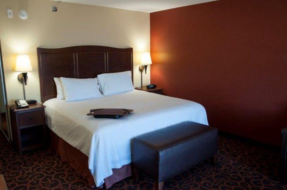 Hampton Inn & Suites Уотъртаун Екстериор снимка