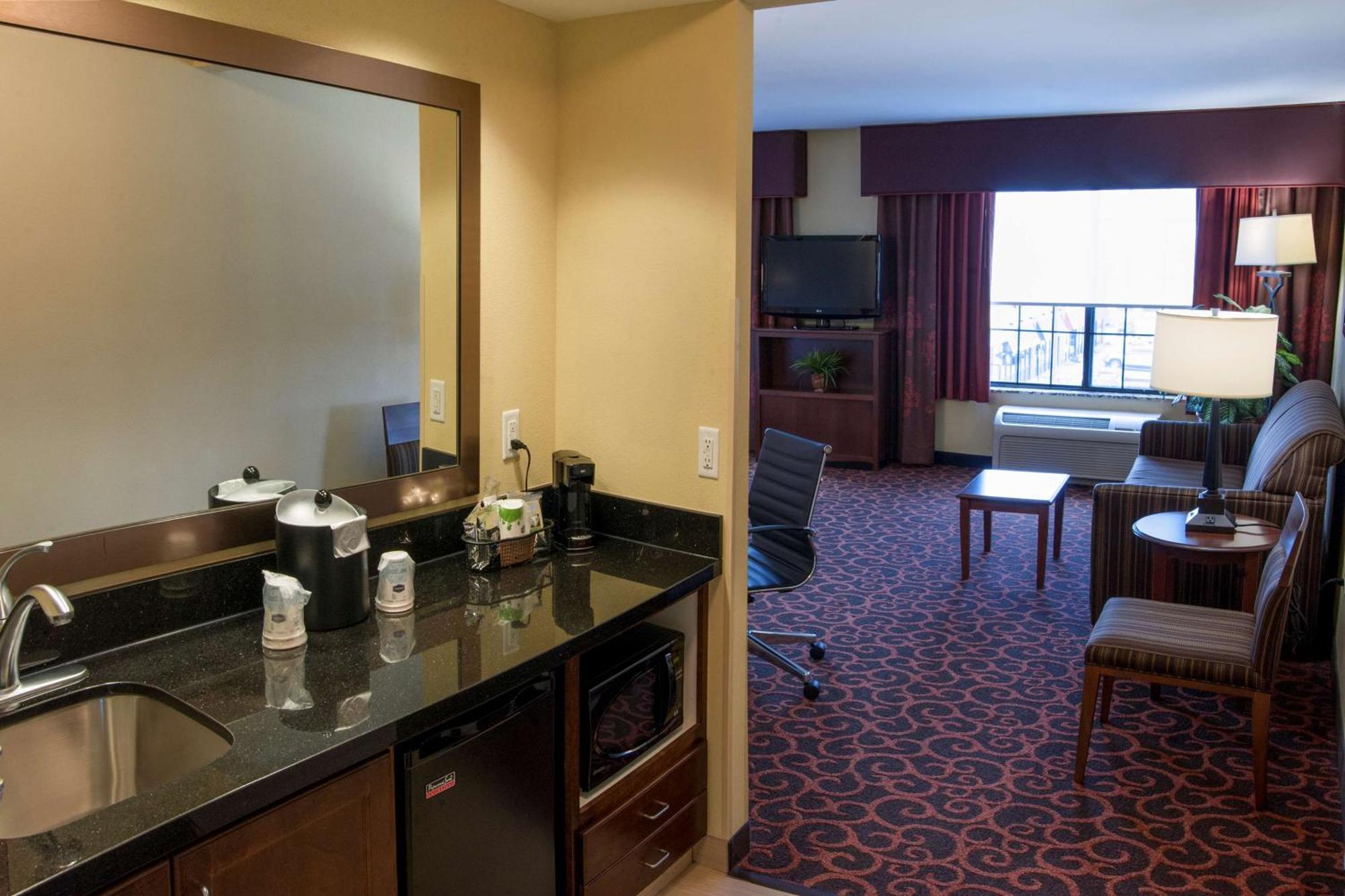 Hampton Inn & Suites Уотъртаун Екстериор снимка