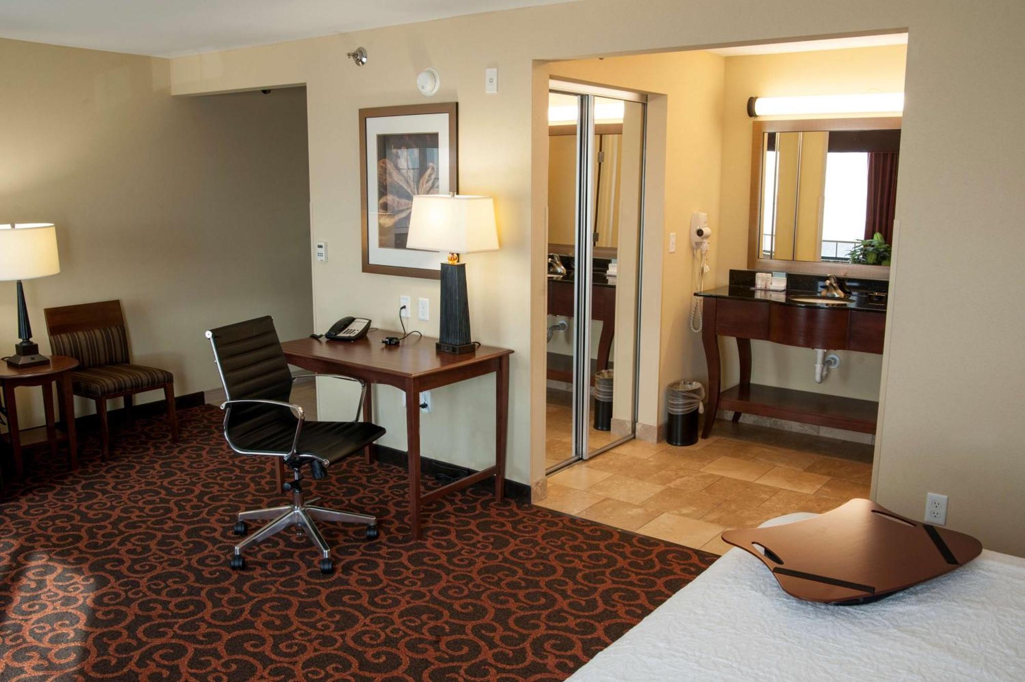 Hampton Inn & Suites Уотъртаун Екстериор снимка