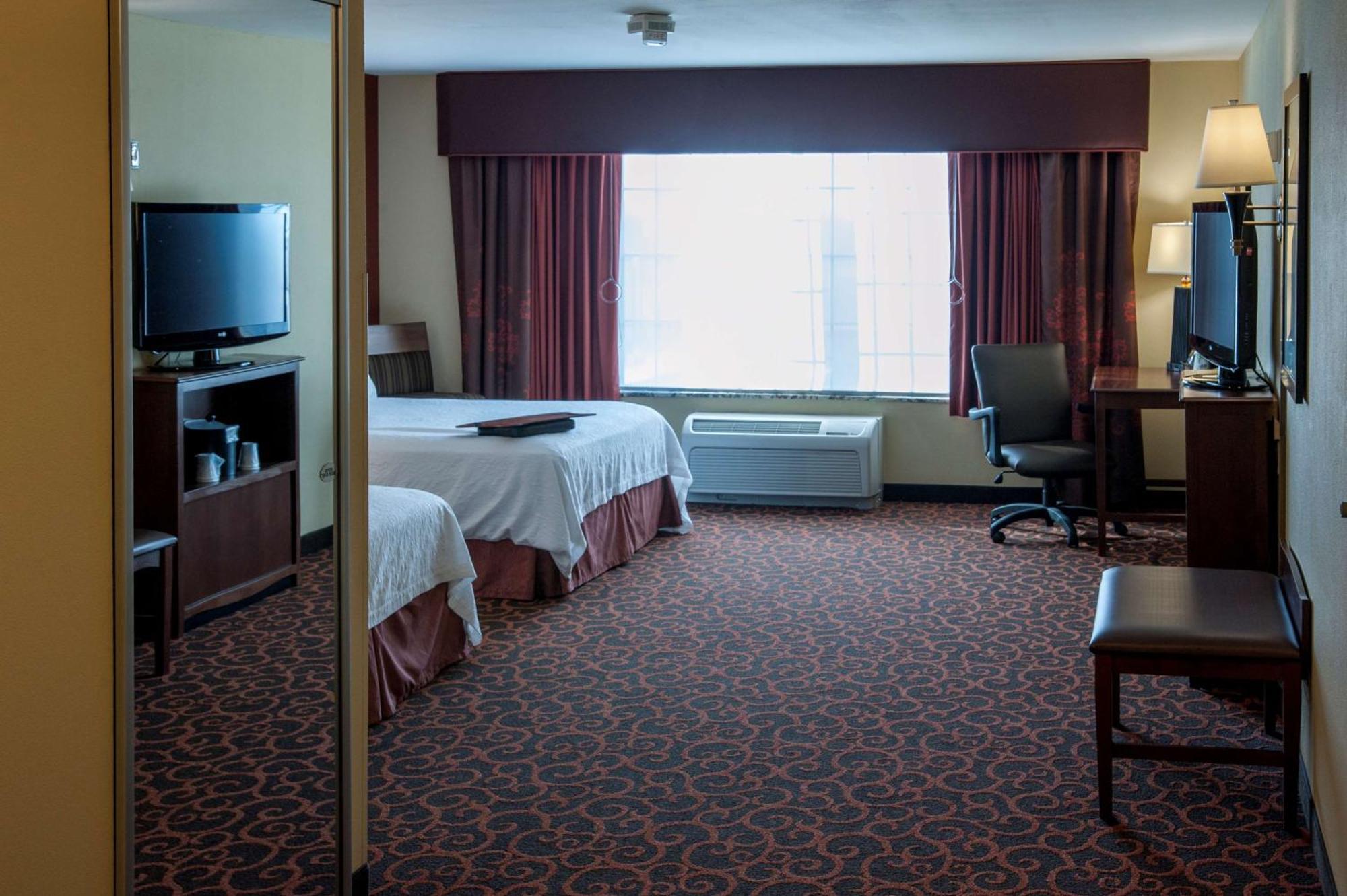 Hampton Inn & Suites Уотъртаун Екстериор снимка