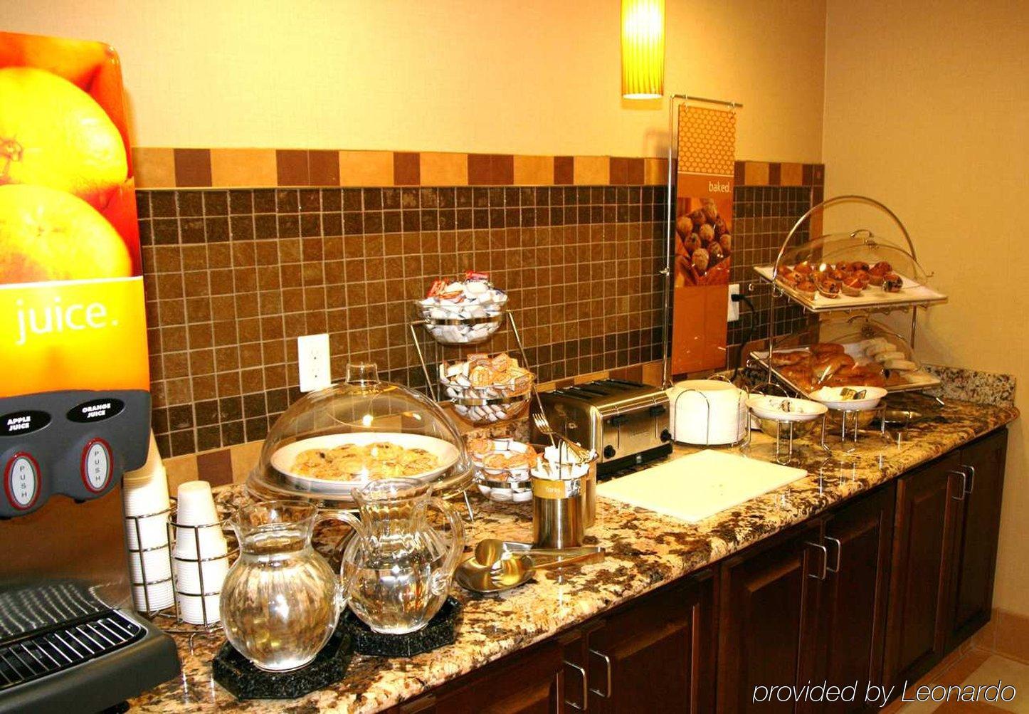 Hampton Inn & Suites Уотъртаун Ресторант снимка