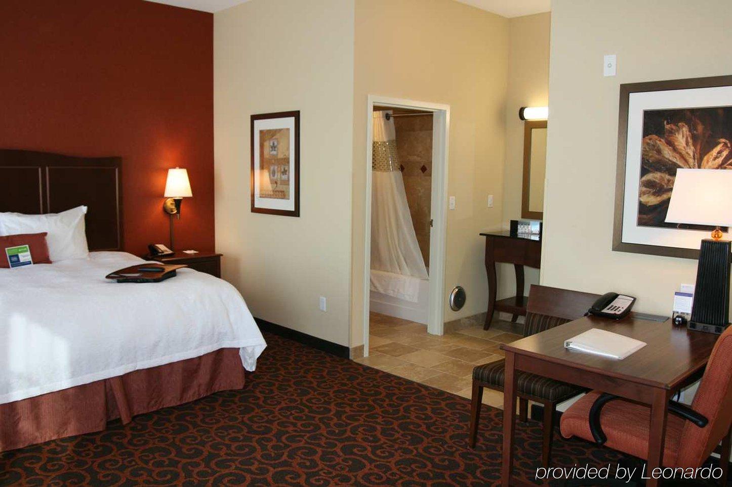 Hampton Inn & Suites Уотъртаун Стая снимка