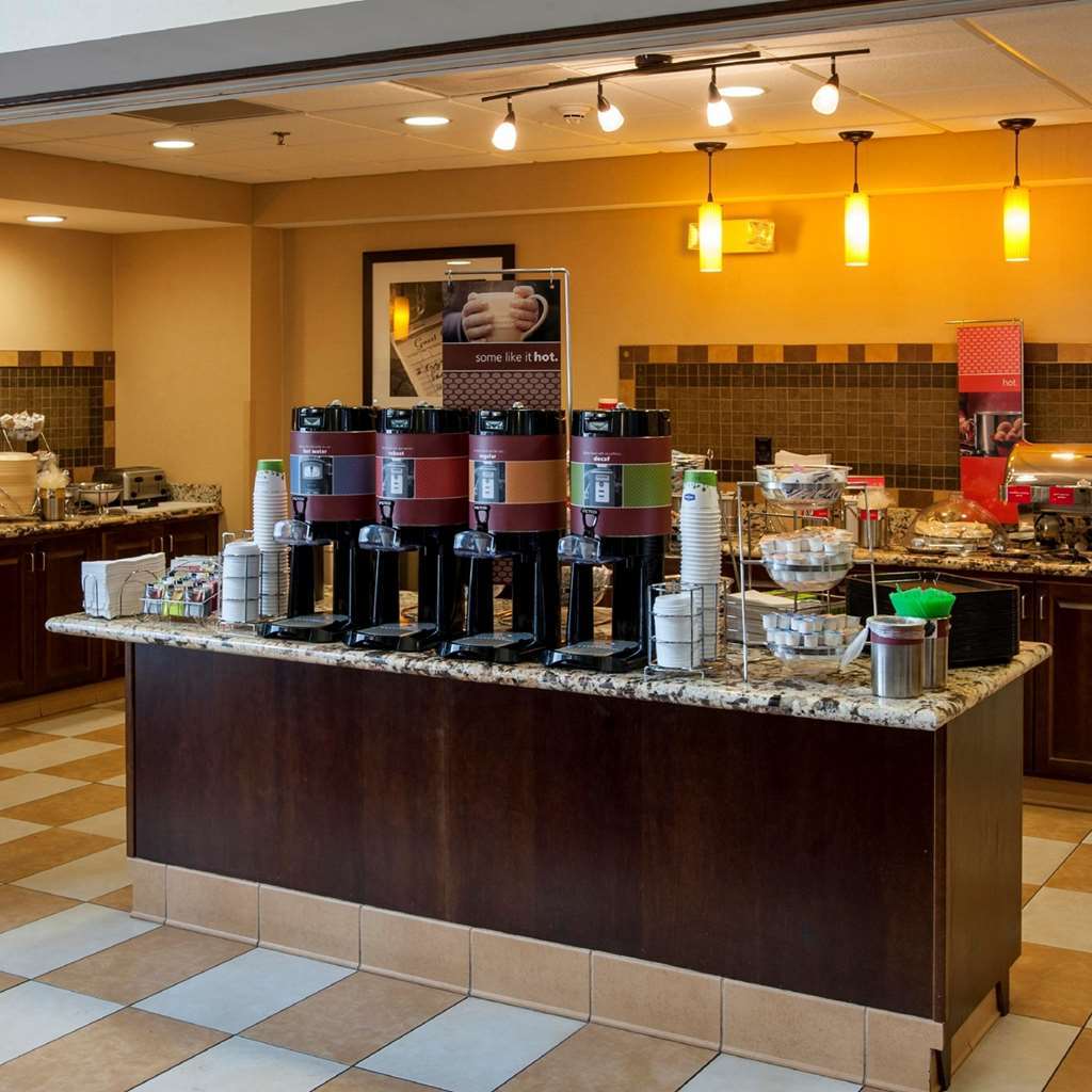 Hampton Inn & Suites Уотъртаун Ресторант снимка