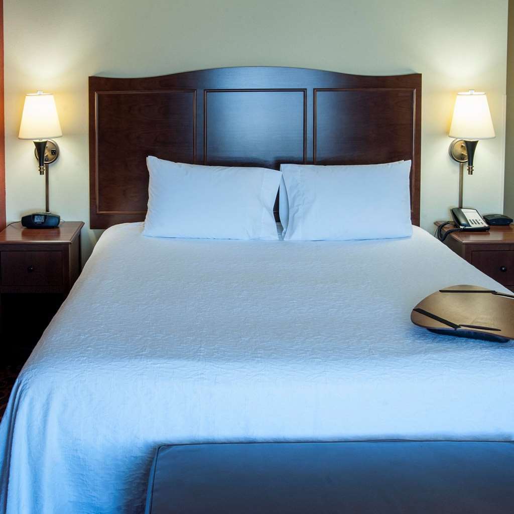 Hampton Inn & Suites Уотъртаун Стая снимка