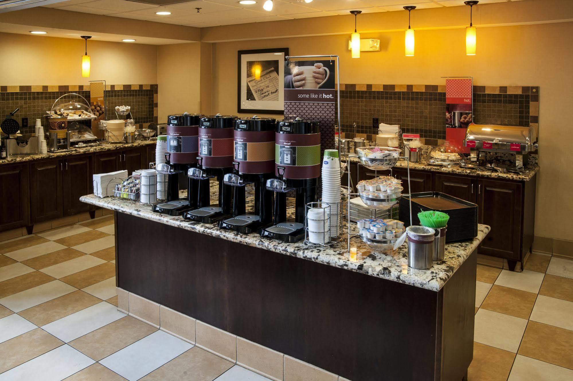 Hampton Inn & Suites Уотъртаун Екстериор снимка